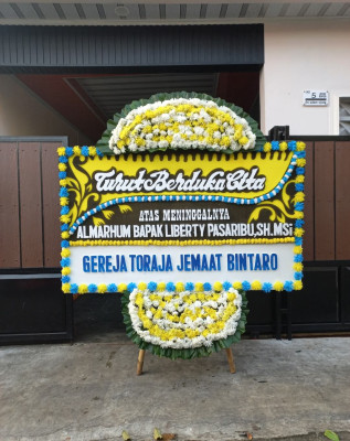 Papan Bunga Duka di Obi Selatan