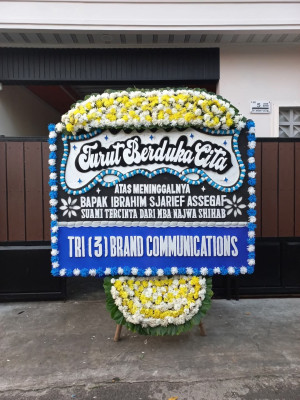 Papan Bunga Duka di Obi Selatan
